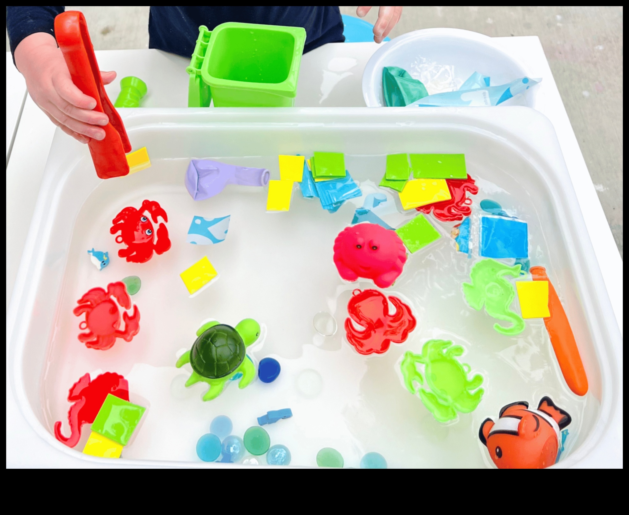 Sensory Bin Bliss: bricolaj creativi pentru copii pentru explorarea senzorială