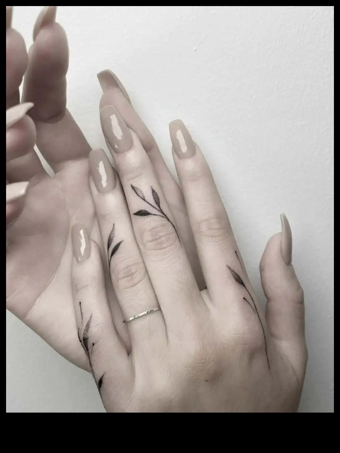 Micro capodopere: scufundă-te în alura eleganței tatuajelor cu degetele