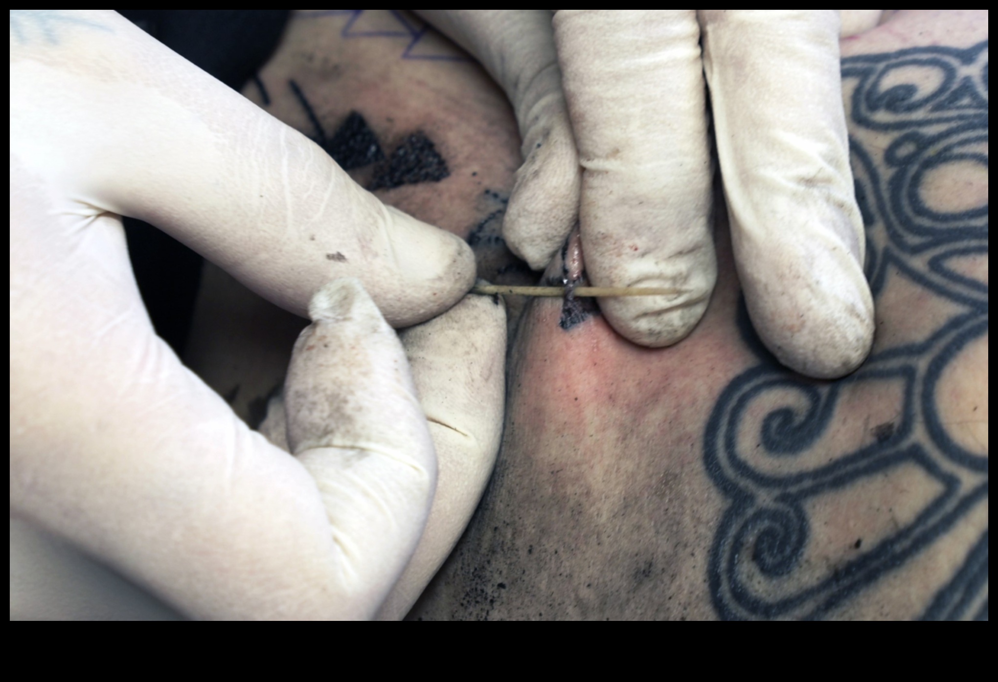 Ace de precizie: explorarea metodelor de tatuaj de ultimă oră