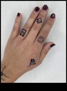 Micro capodopere: scufundă-te în alura eleganței tatuajelor cu degetele
