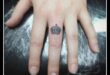 Tiny Triumphs: Bucurați-vă de arta tatuajelor cu degete șic și elegante