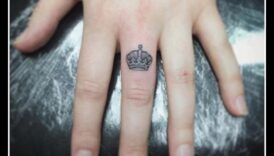 Tiny Triumphs: Bucurați-vă de arta tatuajelor cu degete șic și elegante